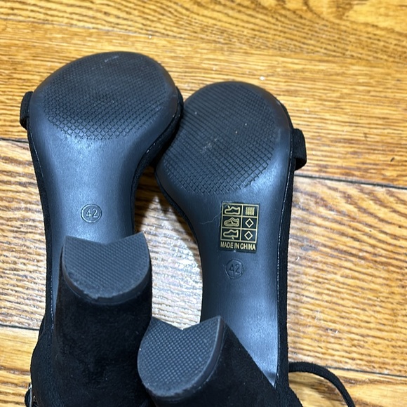 Black suede block heel open toe style ladies shoes. Ankle strap.Size 42 (US10). - Picture 6 of 11